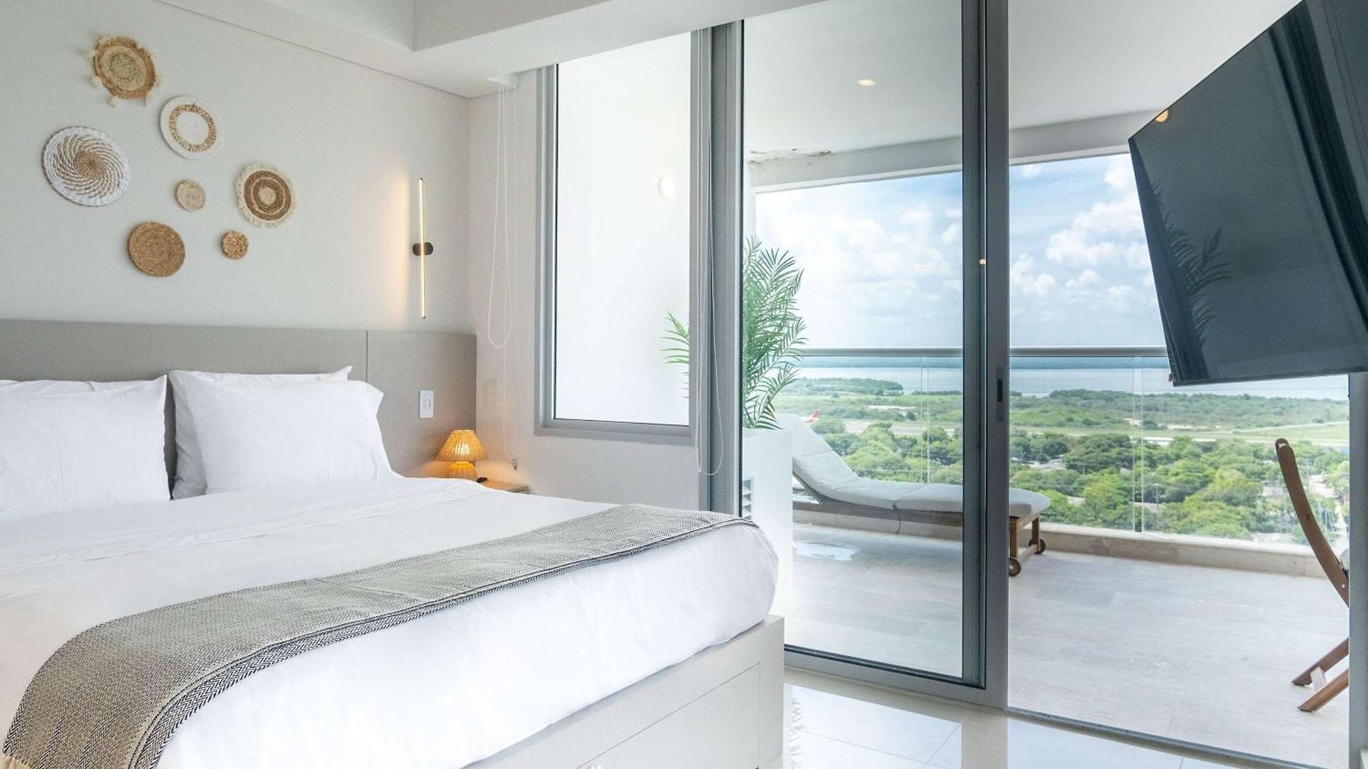 Elegant Beachview 1br With Balcony In Crespo * Cartagena