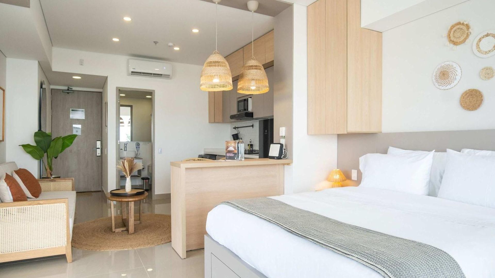 Elegant Beachview 1br With Balcony In Crespo Cartagena