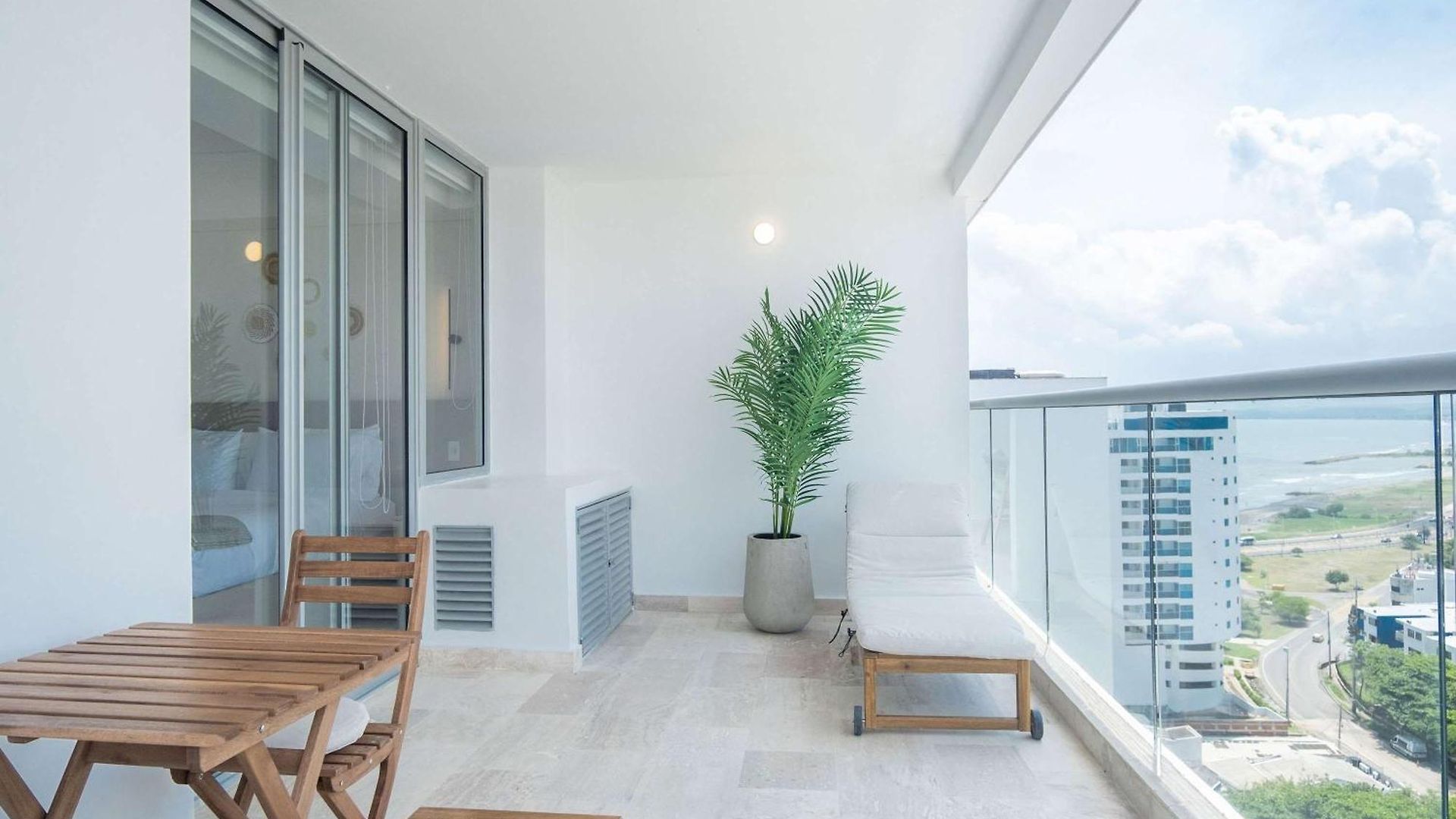 Elegant Beachview 1br With Balcony In Crespo Apartamento