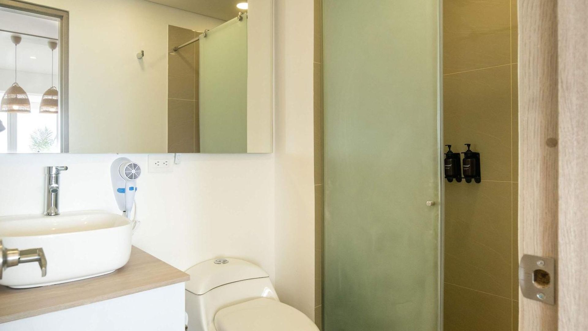 Elegant Beachview 1br With Balcony In Crespo Cartagena