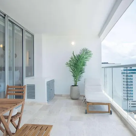 Elegant Beachview 1br With Balcony In Crespo Apartamento