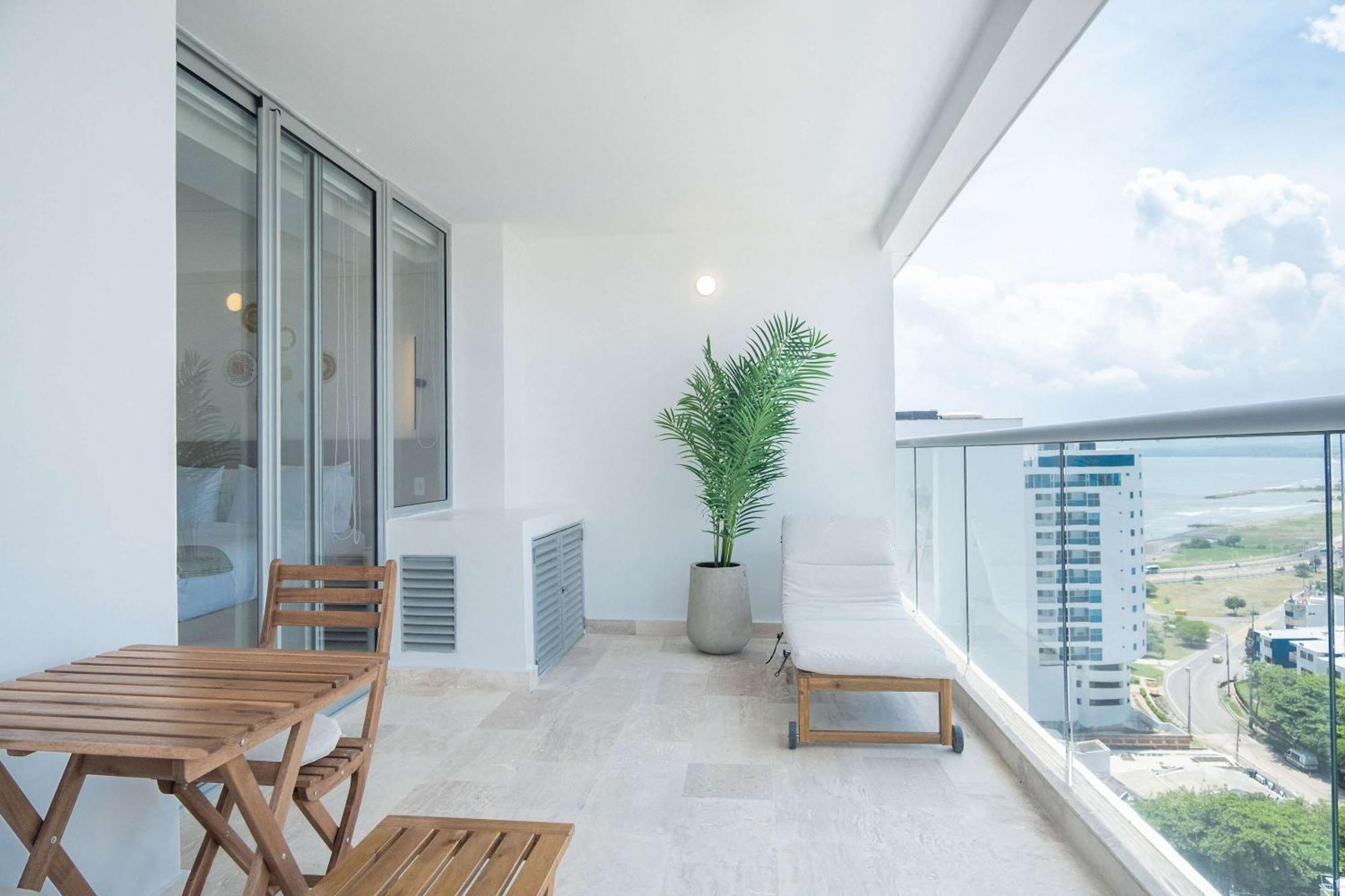 Elegant Beachview 1br With Balcony In Crespo Apartamento